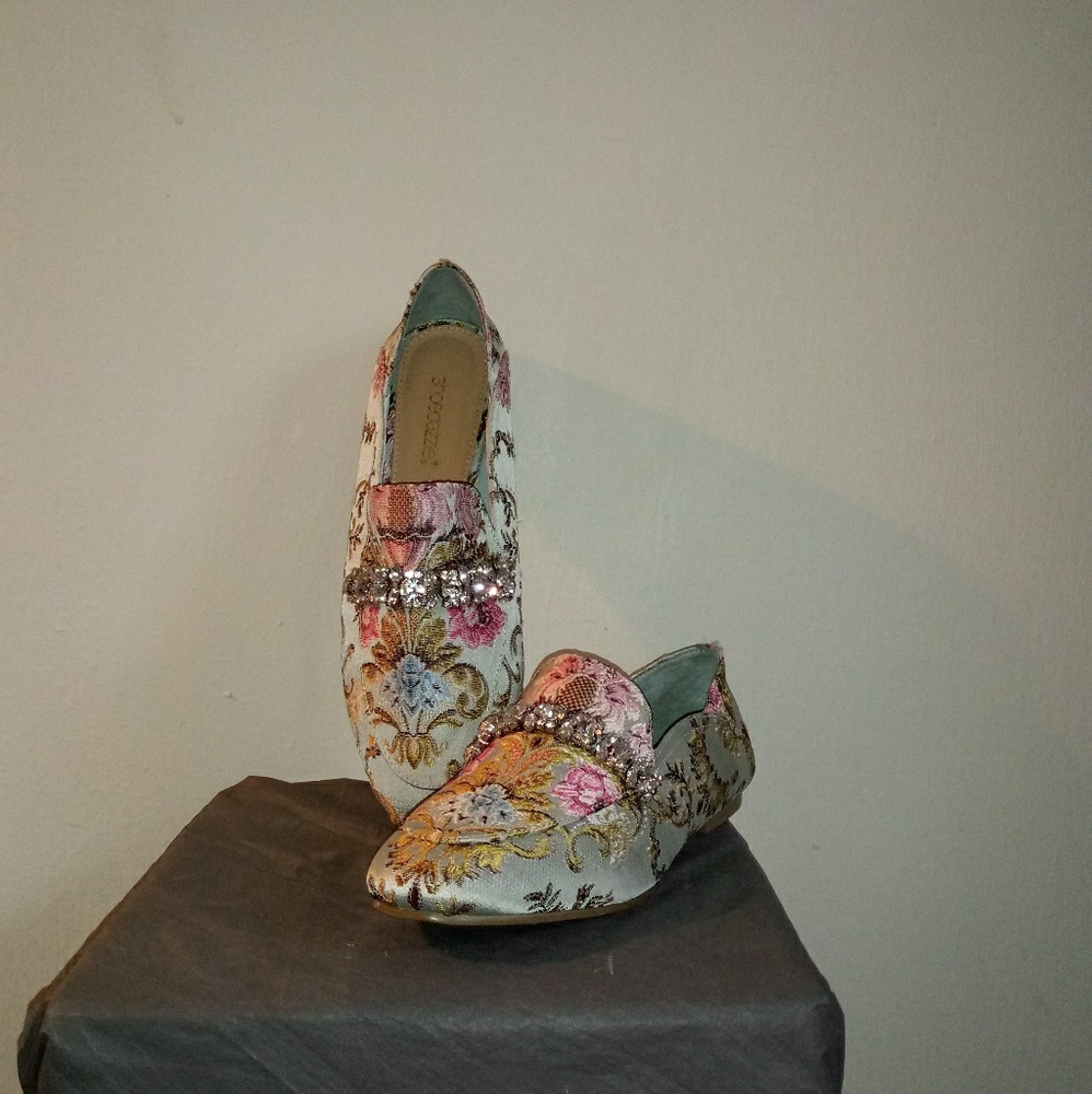 Adorable vintage style flats